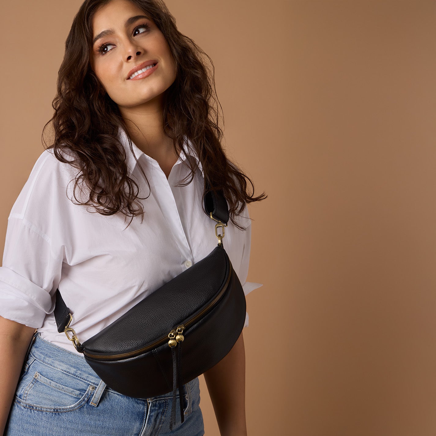 Hunter Medium Belt Bag In Pebbled Leather - Black - Image 2